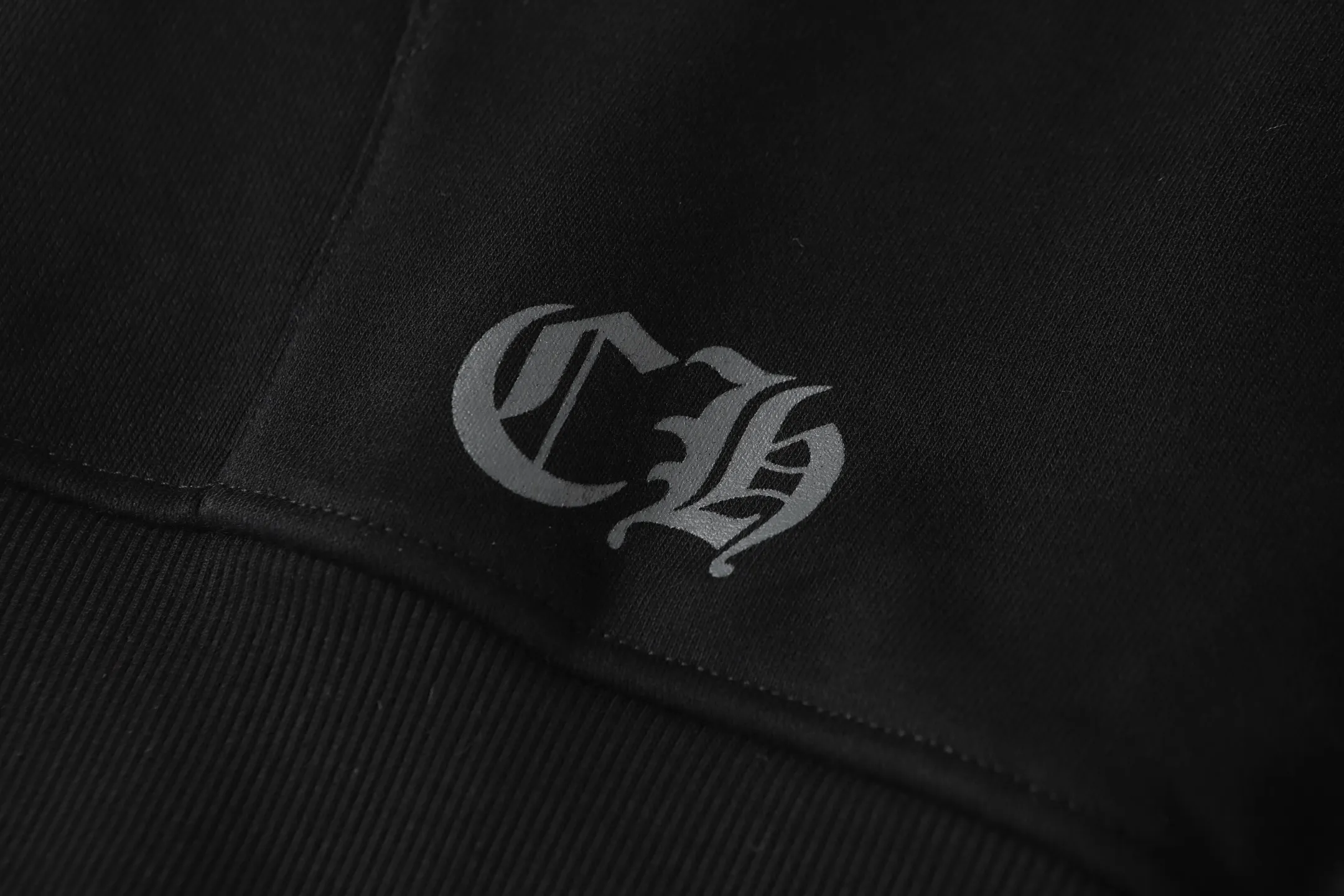 M38—P210 -Chrome Hearts/Chrome Hearts printed sweatshirt cardigan jacket -420 grams of high-density, high-quality wool, soft, delicate and skin-friendly, soft and silky to the touch, warm and skin-friendly -The hardware and zipper accessories are all customized and full of details -Colour: black -Size: S M L XL